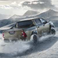 Toyota Hilux auf Schneefahrbahn